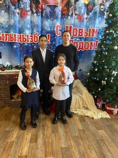 Вручение новогодних кульков спонсором школы Абрамовским С.Ю