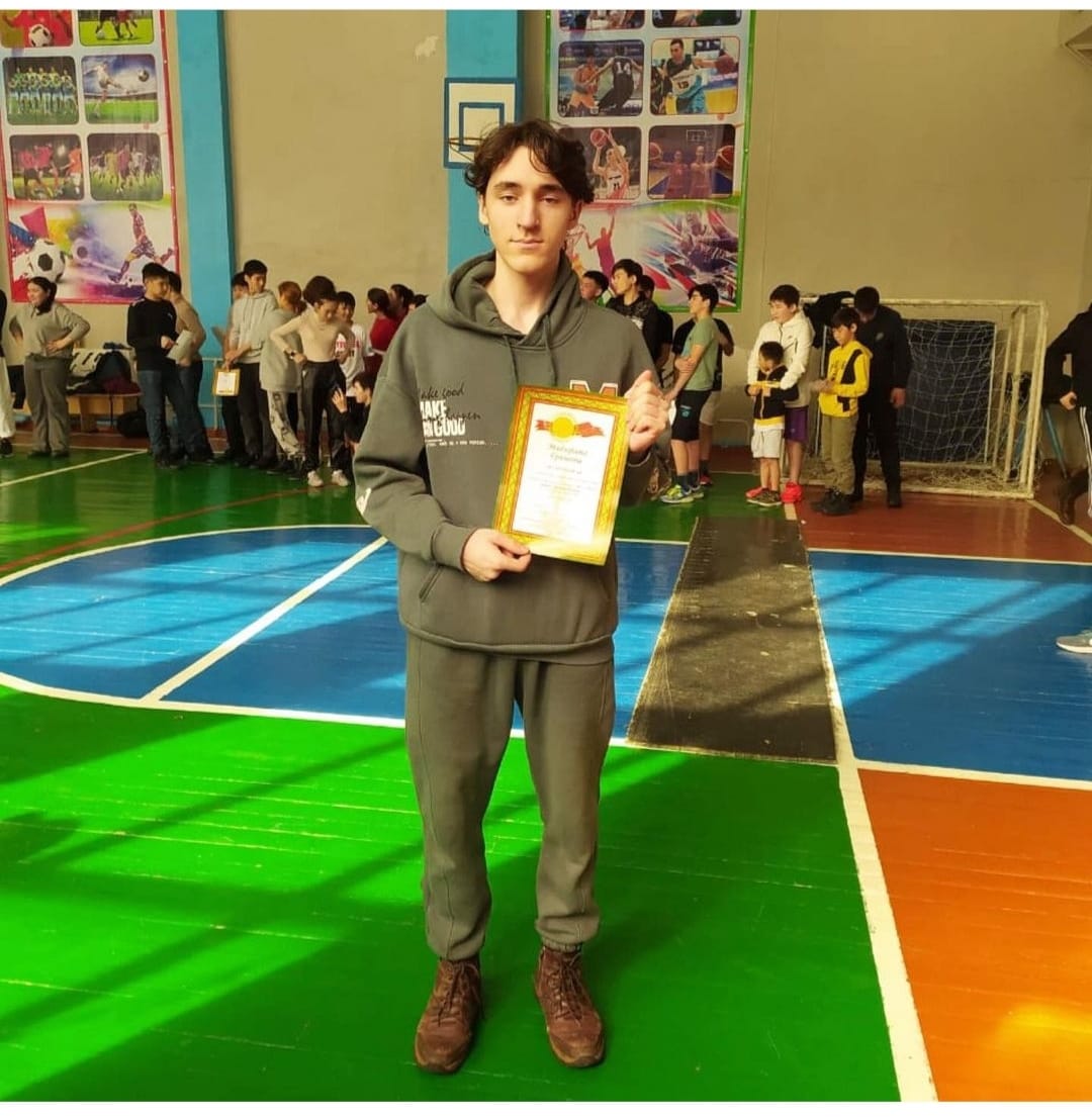 В Городских соревнованиях по гиревому спорту Михайлов Руслан, ученик 11 "А" класса, занял призовое 2 место в весовой категории 68 кг. Поздравляем!🎉🎉🎉