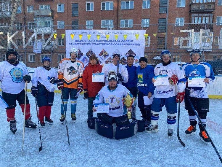 Чемпионат по хоккею "Золотая шайба" среди педагогов школ